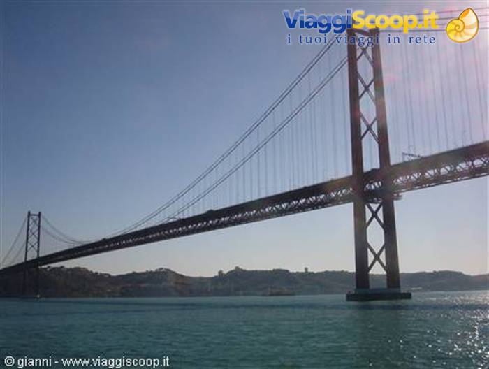 Ponte 25 de Avril visto dal Tejo