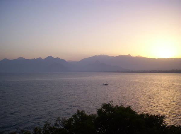 La baia di Antalya e i Monti Bey al Tramonto