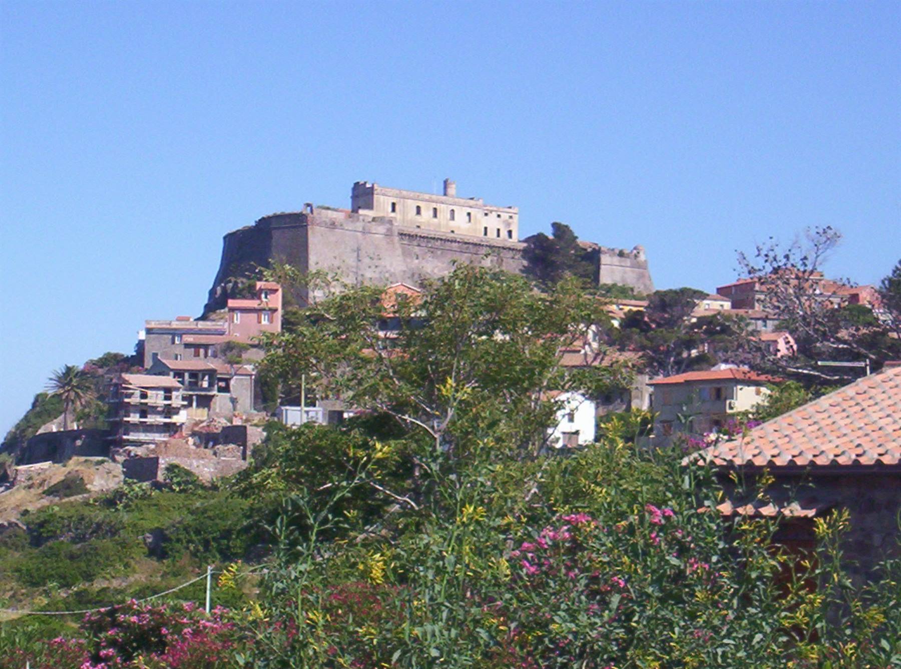 Castello a Capraia Isola