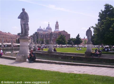 Prato della Valle e sullo sfondo Santa Giustina