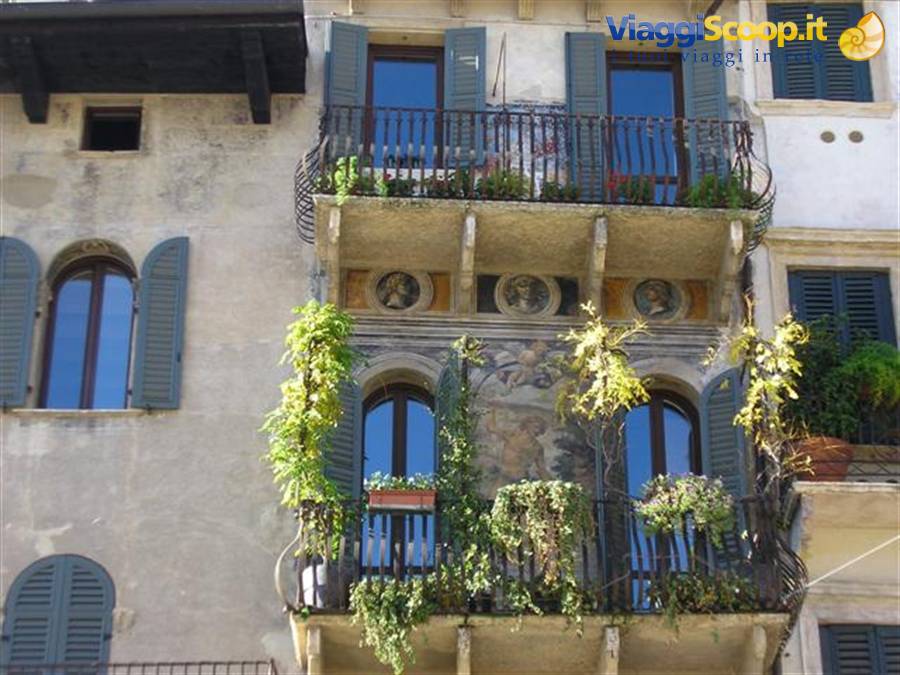 affreschi in piazza delle Erbe