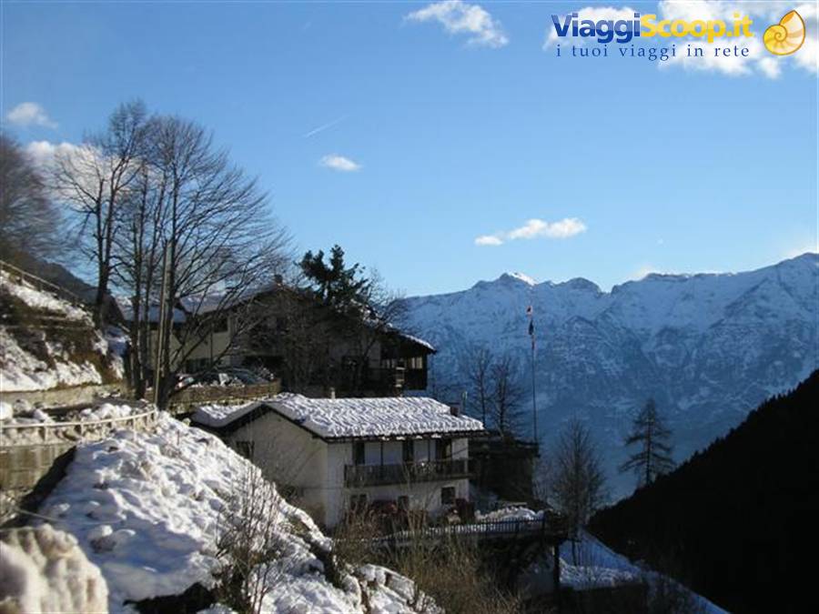...sullo sfondo il rifugio Crucolo