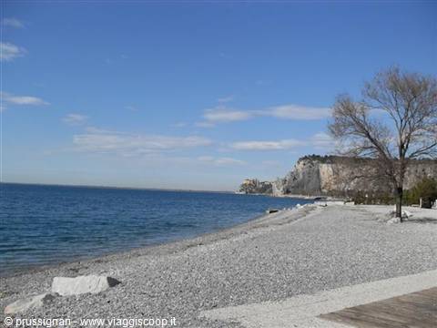 in lontananza il castello di Duino