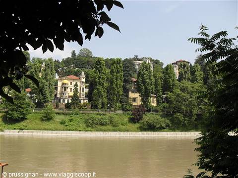 ....è sempre il grande Po, nonostante il colore poco invitante dell'acqua