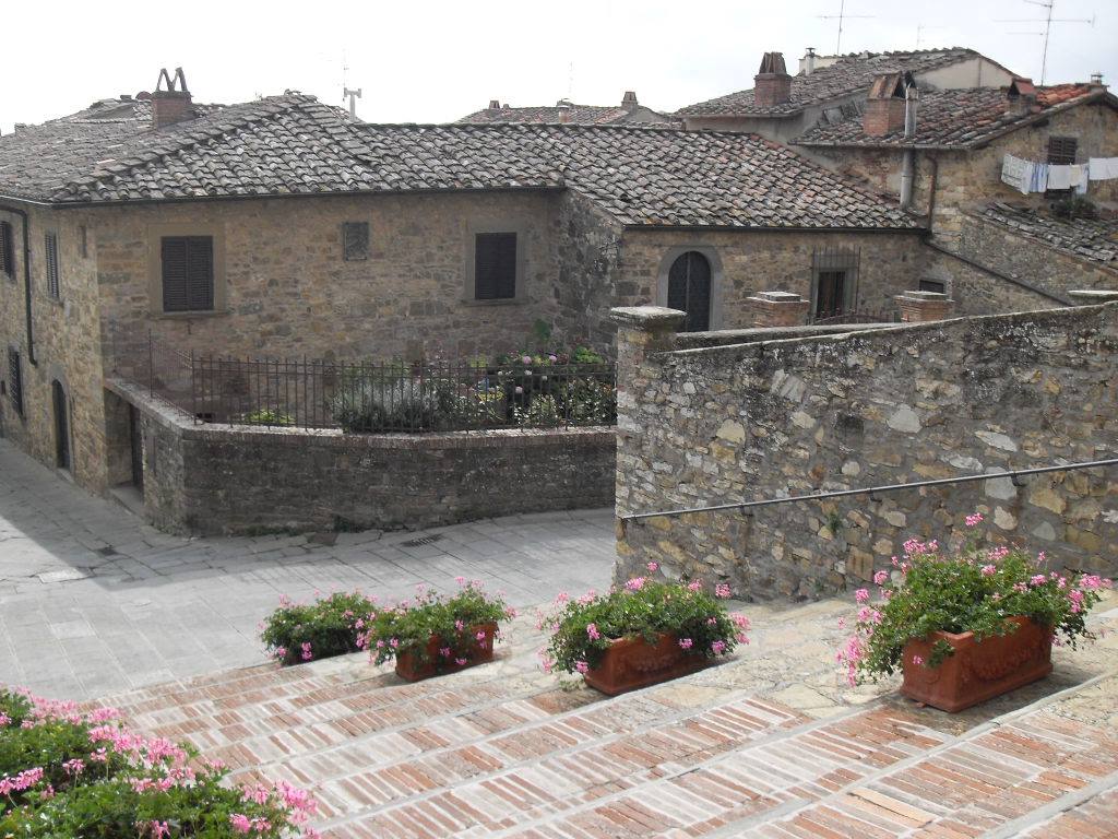 un paesini sulle colline senesi
