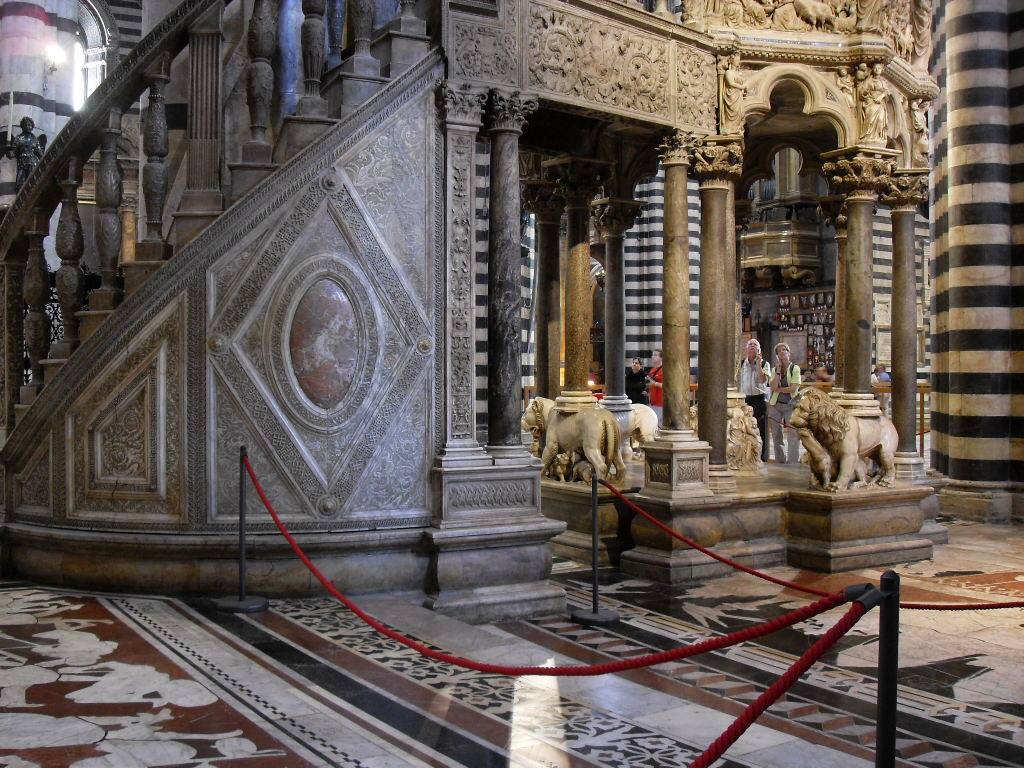 i leoni a sostegno delle colonne