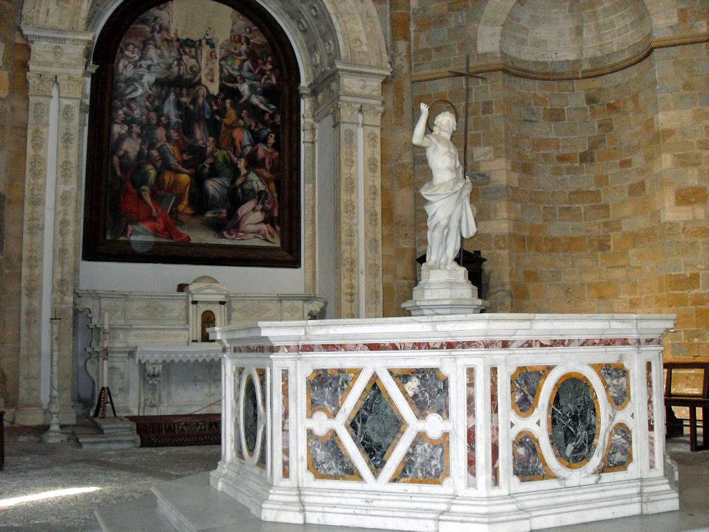 interno del Battistero di Volterra