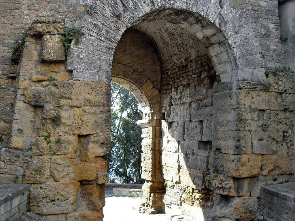 la porta etrusca