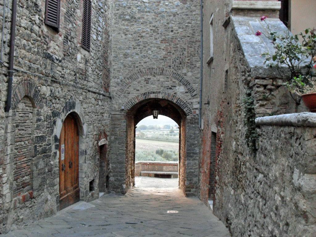 una porta a Rapolano Terme