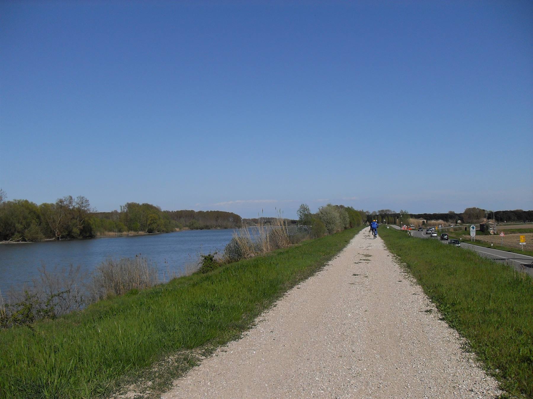 lungo l'argine dell'Adige