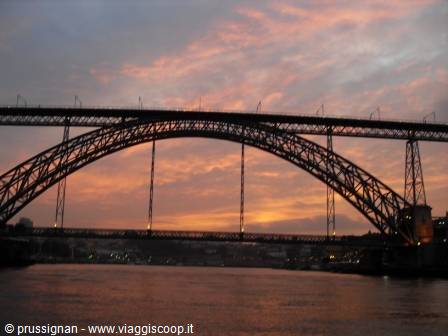 tramonto sul fiume a Porto