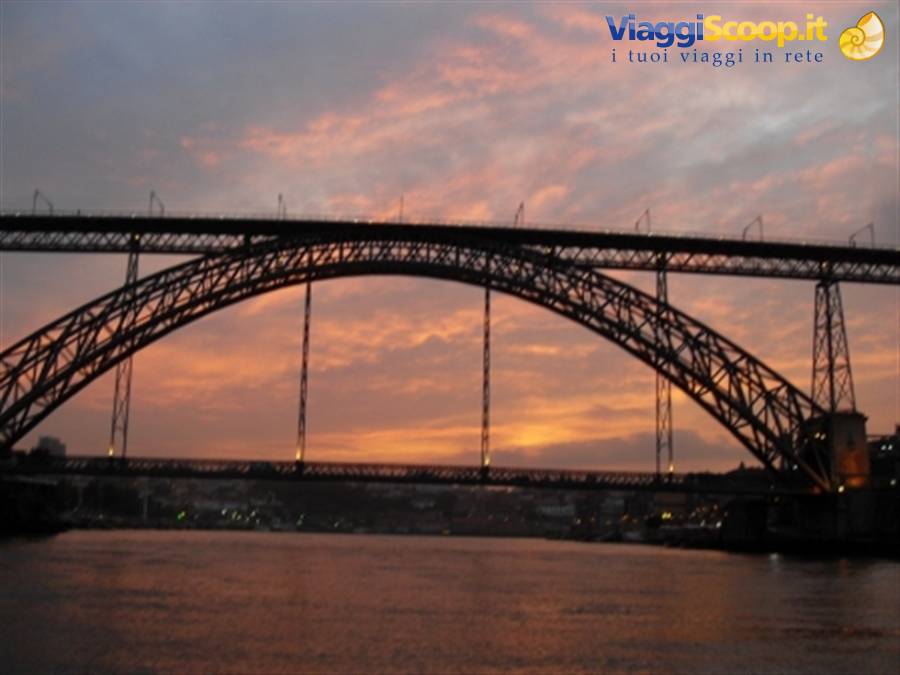 tramonto sul fiume a Porto