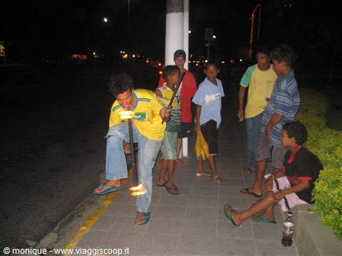 Ragazzi di strada giocolieri