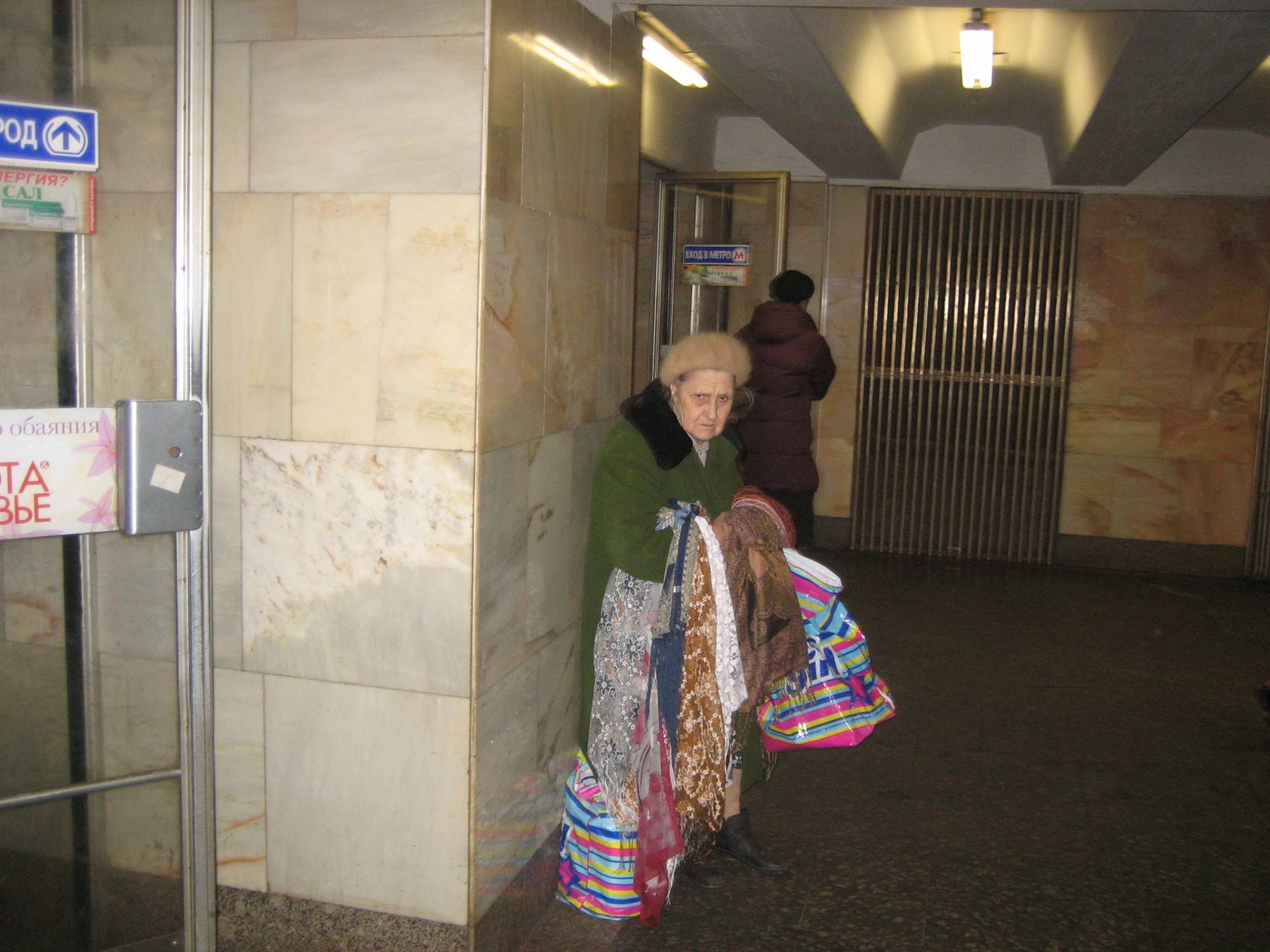 Anziana venditrice in metrò