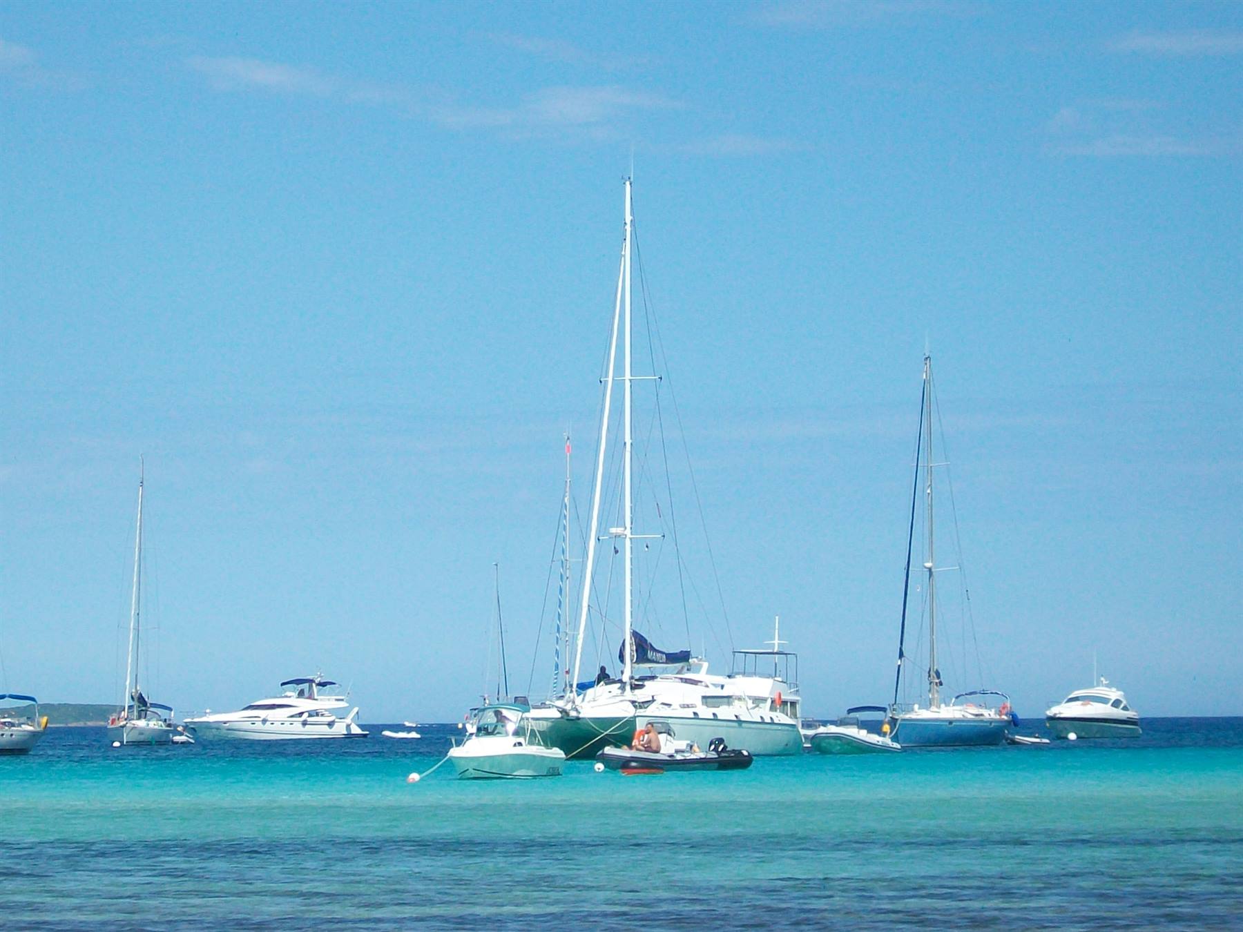 Catamarano a largo di Santa Giulia