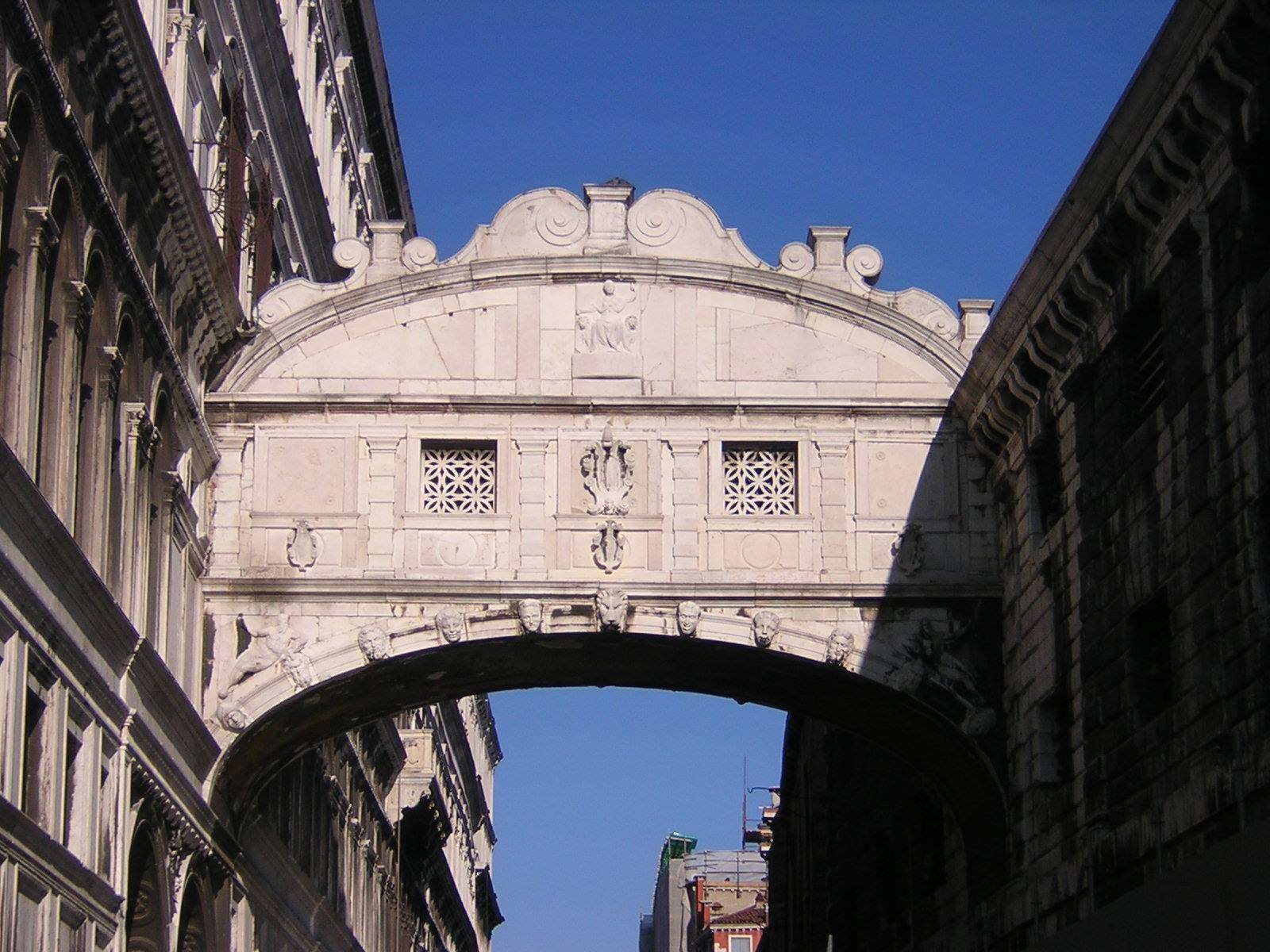 Il ponte dei Sospiri dalla Gondola