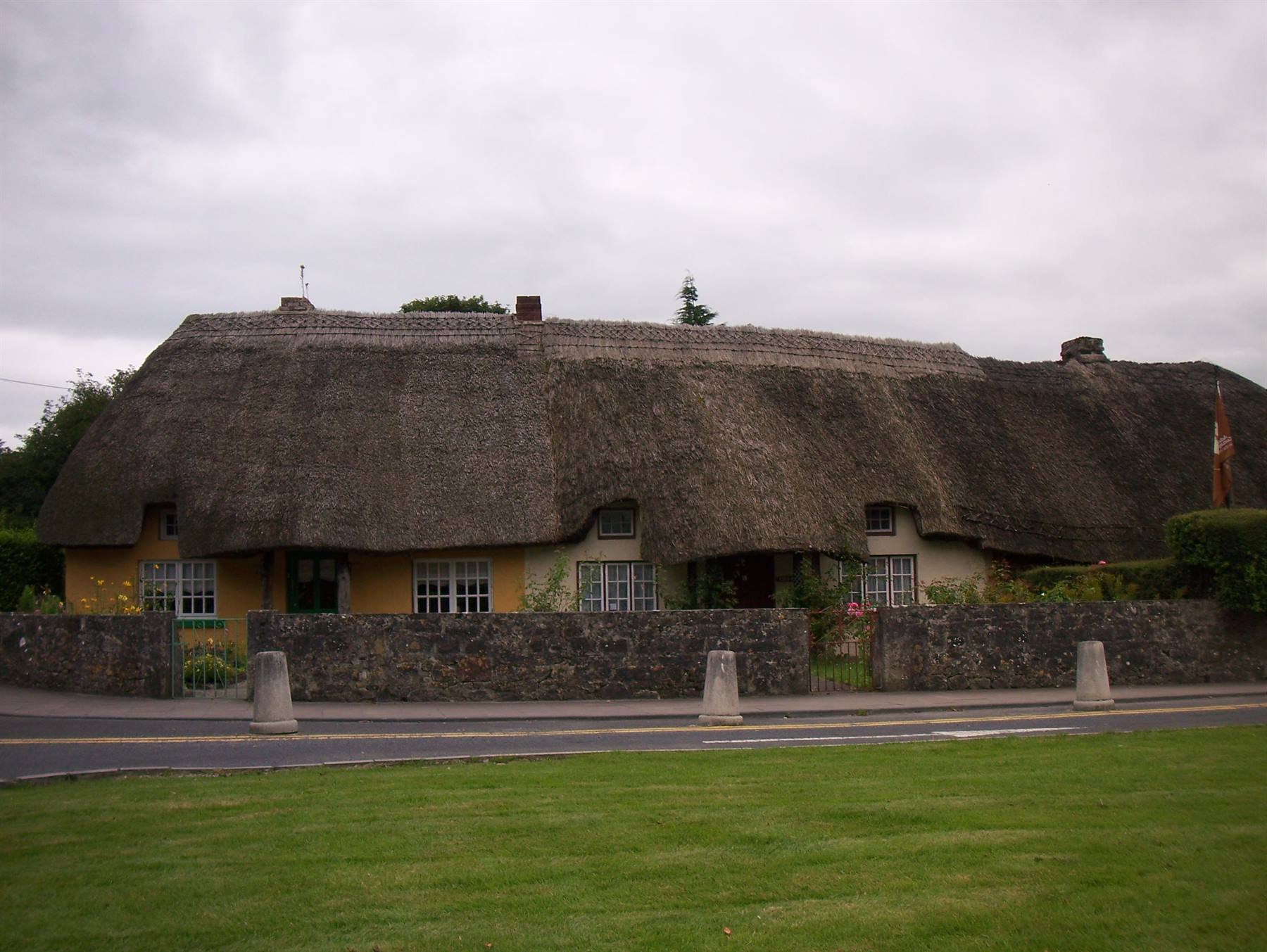 casetta tetto in paglia nel villaggio di adare