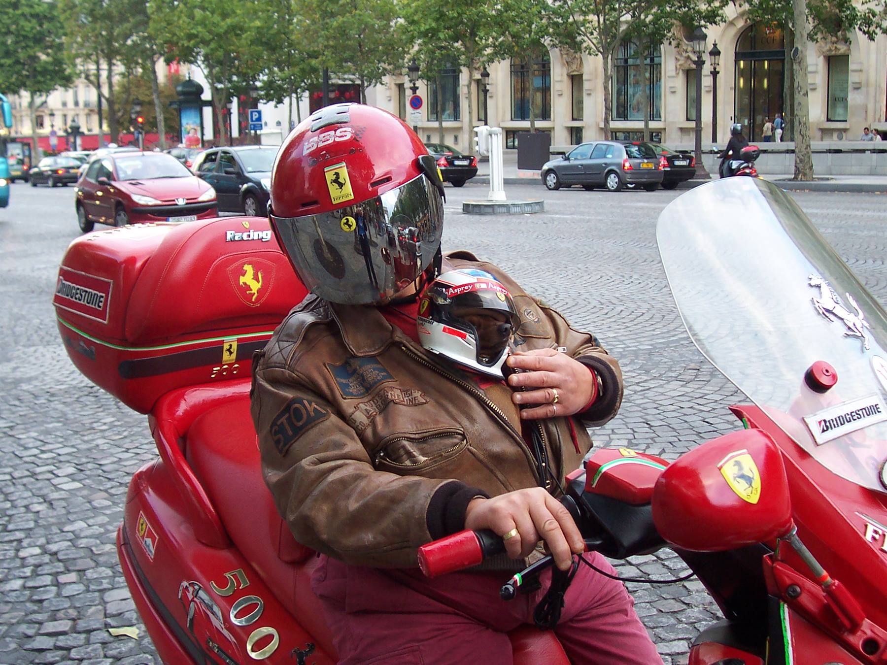 Motociclista parigino con passeggero....