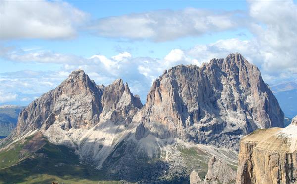 Il gruppo del Sella visto dalla cima del Pordoi (3.200 m)