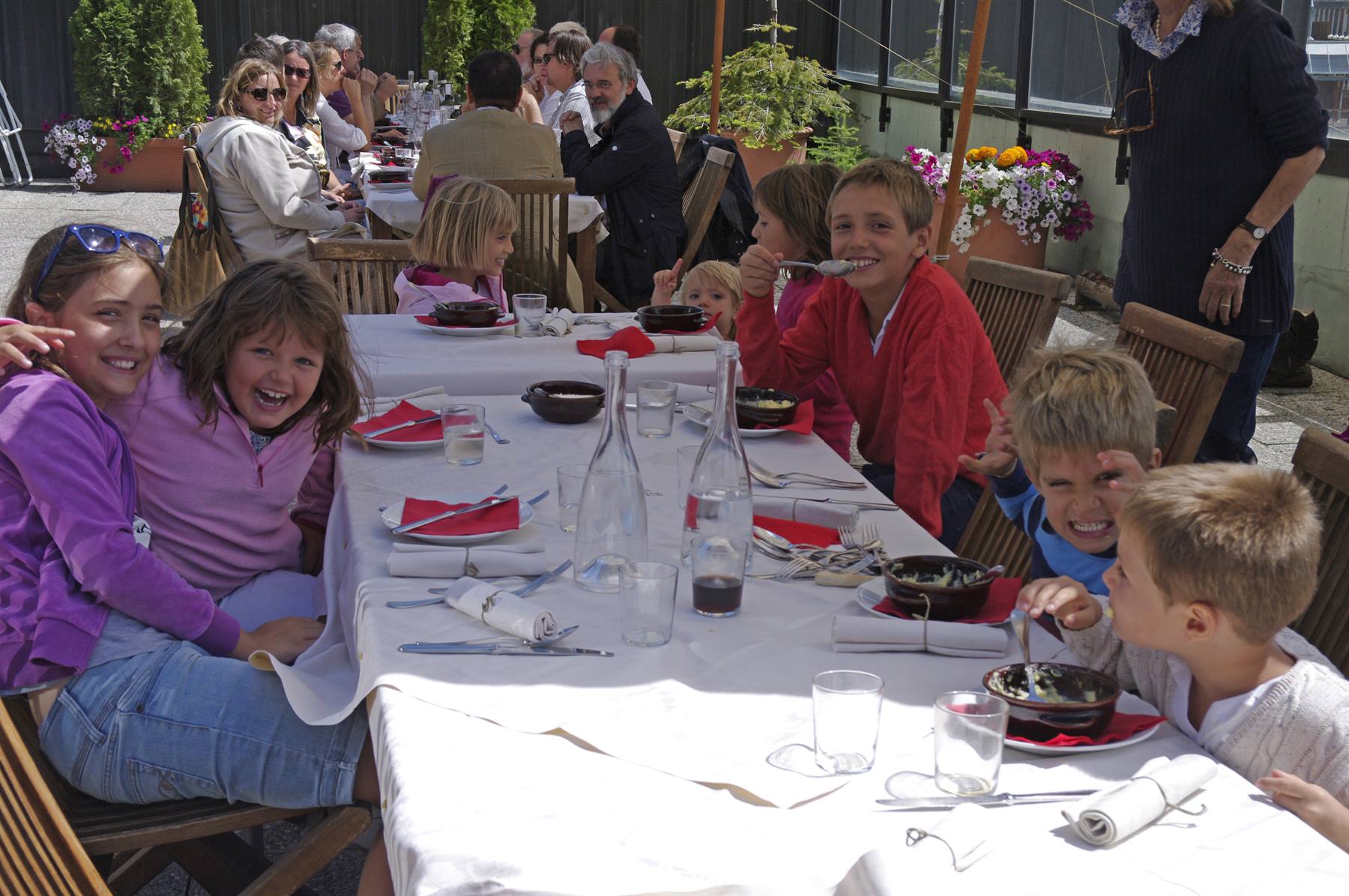 La festa a Sestriere, l'allegra tavolata