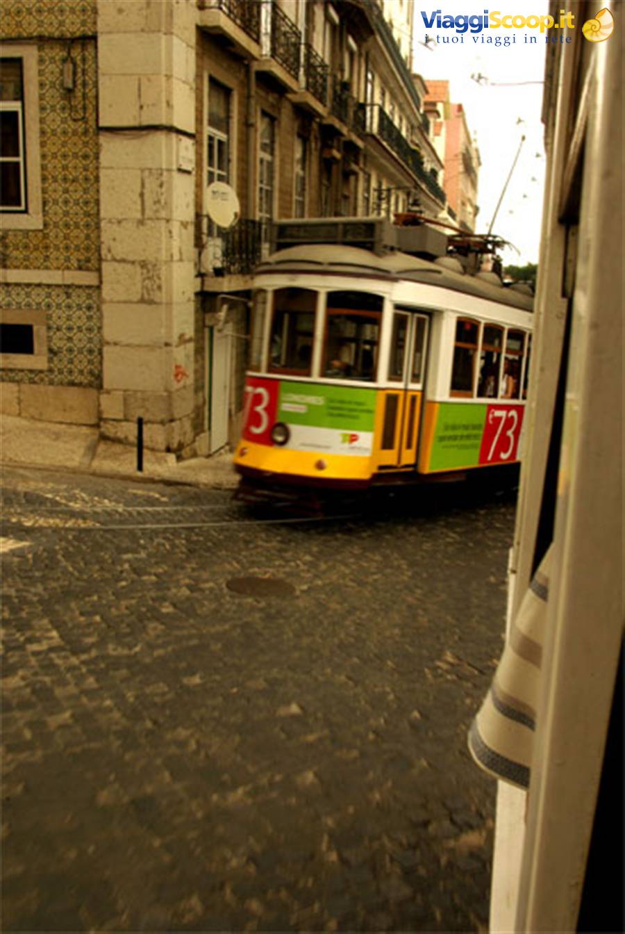 Lisbona  linea 28 incrocio di tram