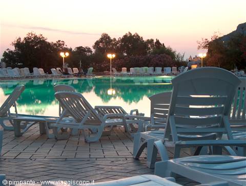 bordo piscina all'alba