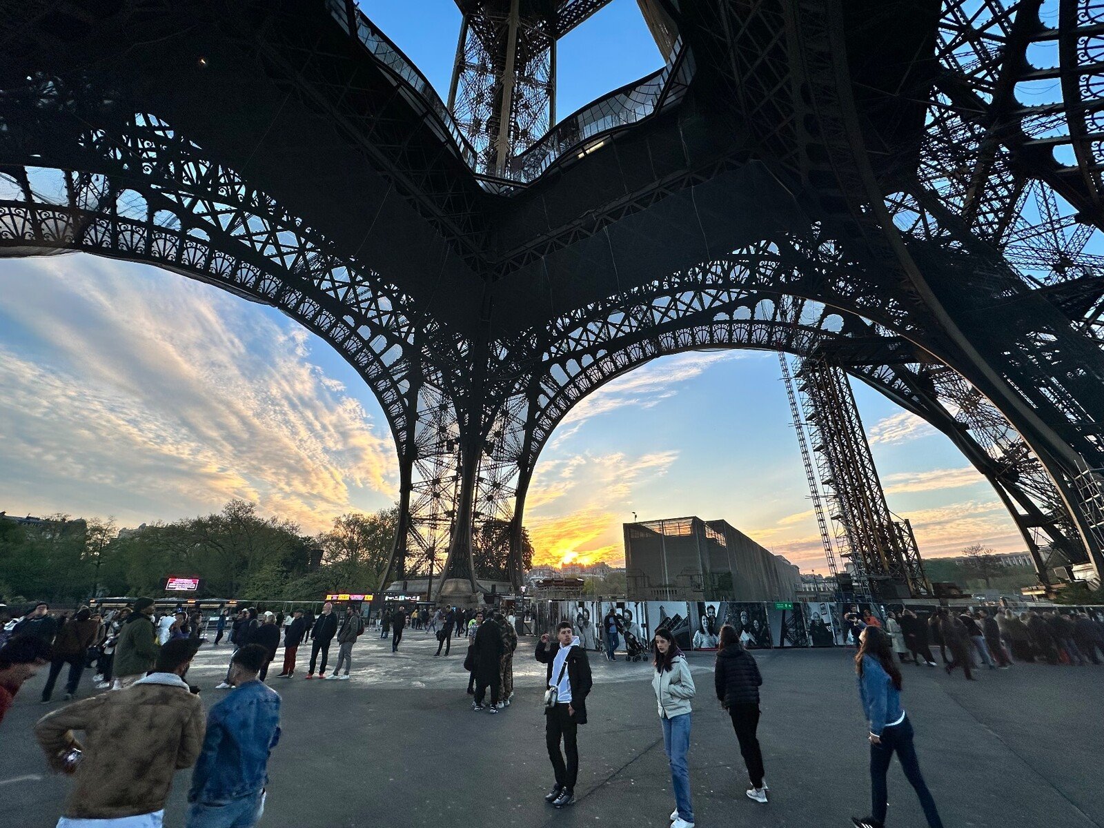 la grandezza della Torre Eiffel è emozionante