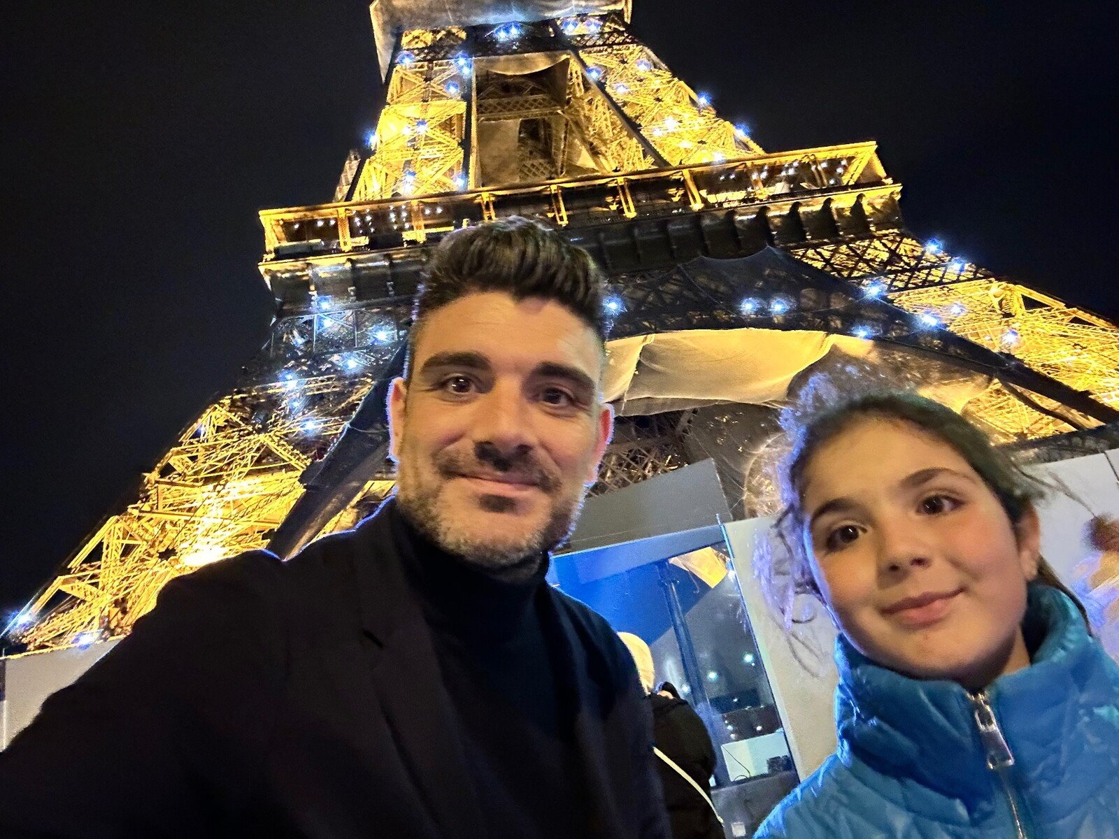 Selfie sotto la Torre Eiffel illuminata: magia parigina tutta per noi.
