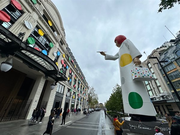 Sulle boulevard di Parigi, Yayoi Kusama colora i Louis Vuitton.