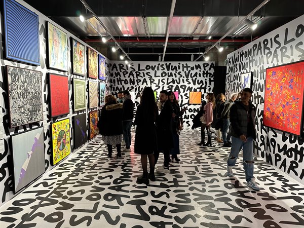 Immersi nelle scritte di Louis Vuitton, una mostra che ti avvolge.