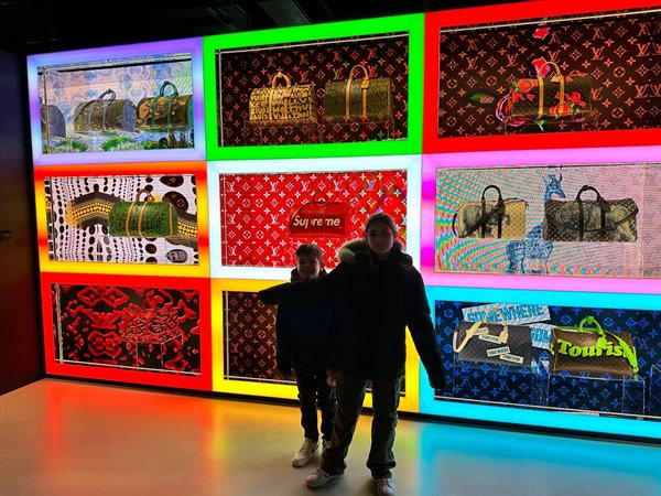Immersi nei colori della mostra Louis Vuitton, un ricordo da non dimenticare.