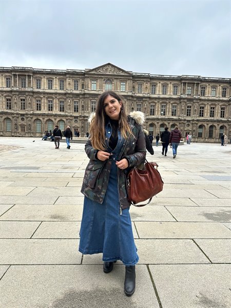 Sorridendo davanti al Louvre, una giornata parigina da ricordare.