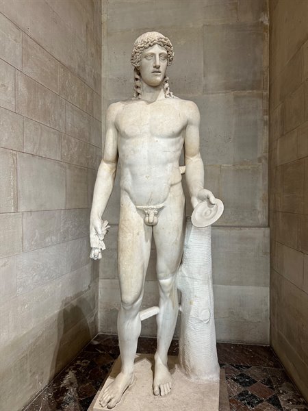 Davanti all'Adone del Louvre, un momento di silenzio e meraviglia.