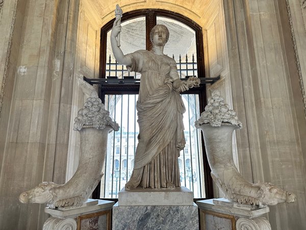 Meraviglie antiche al Louvre, tra luce dorata e silenzio sospeso.