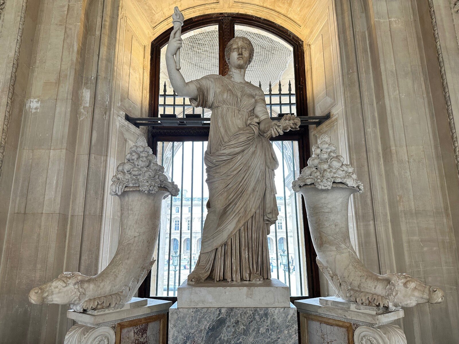 Meraviglie antiche al Louvre, tra luce dorata e silenzio sospeso.