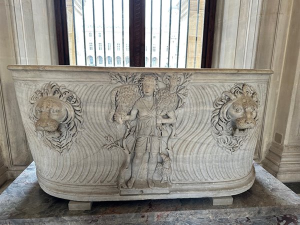 Meraviglie antiche al Louvre, un silenzio che racconta secoli di storia.