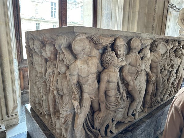 Davanti a un antico sarcofago romano al Louvre, meraviglia senza tempo.