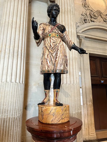 Meraviglia antica al Louvre: marmi policromi che parlano ancora.