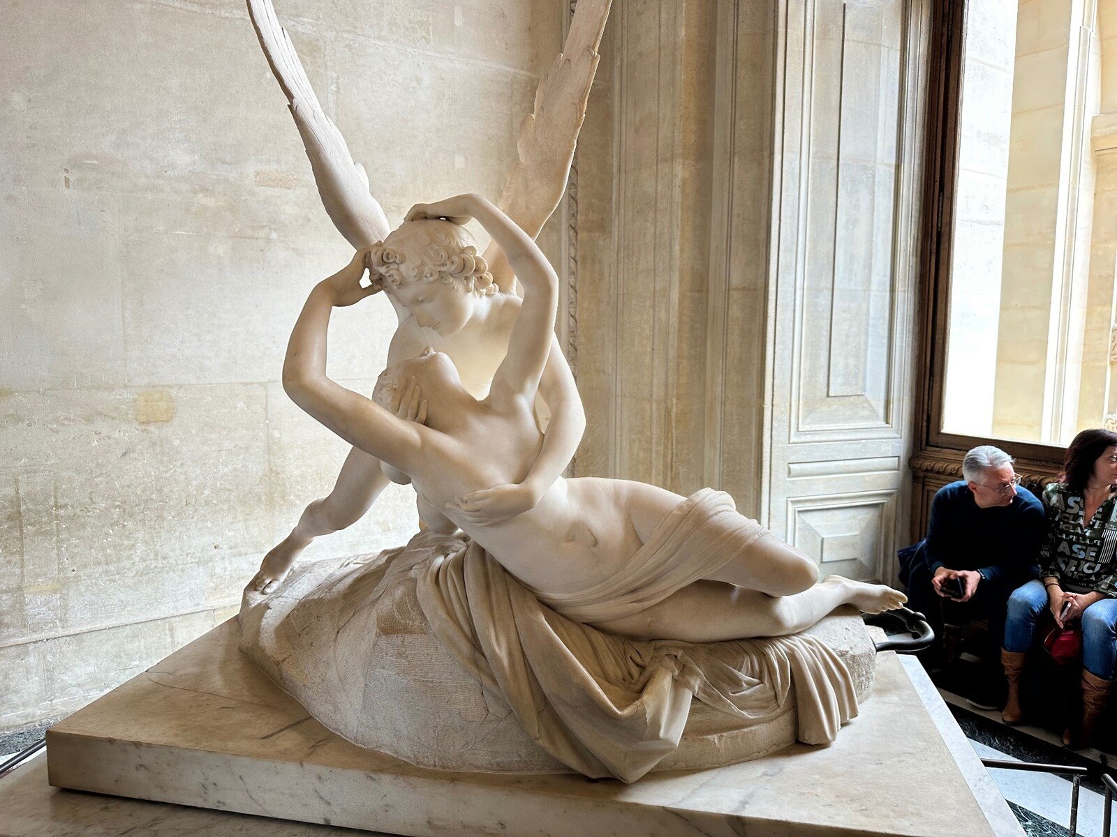 Davanti a Psiche risvegliata dal bacio di Canova, meravigliati al Louvre.