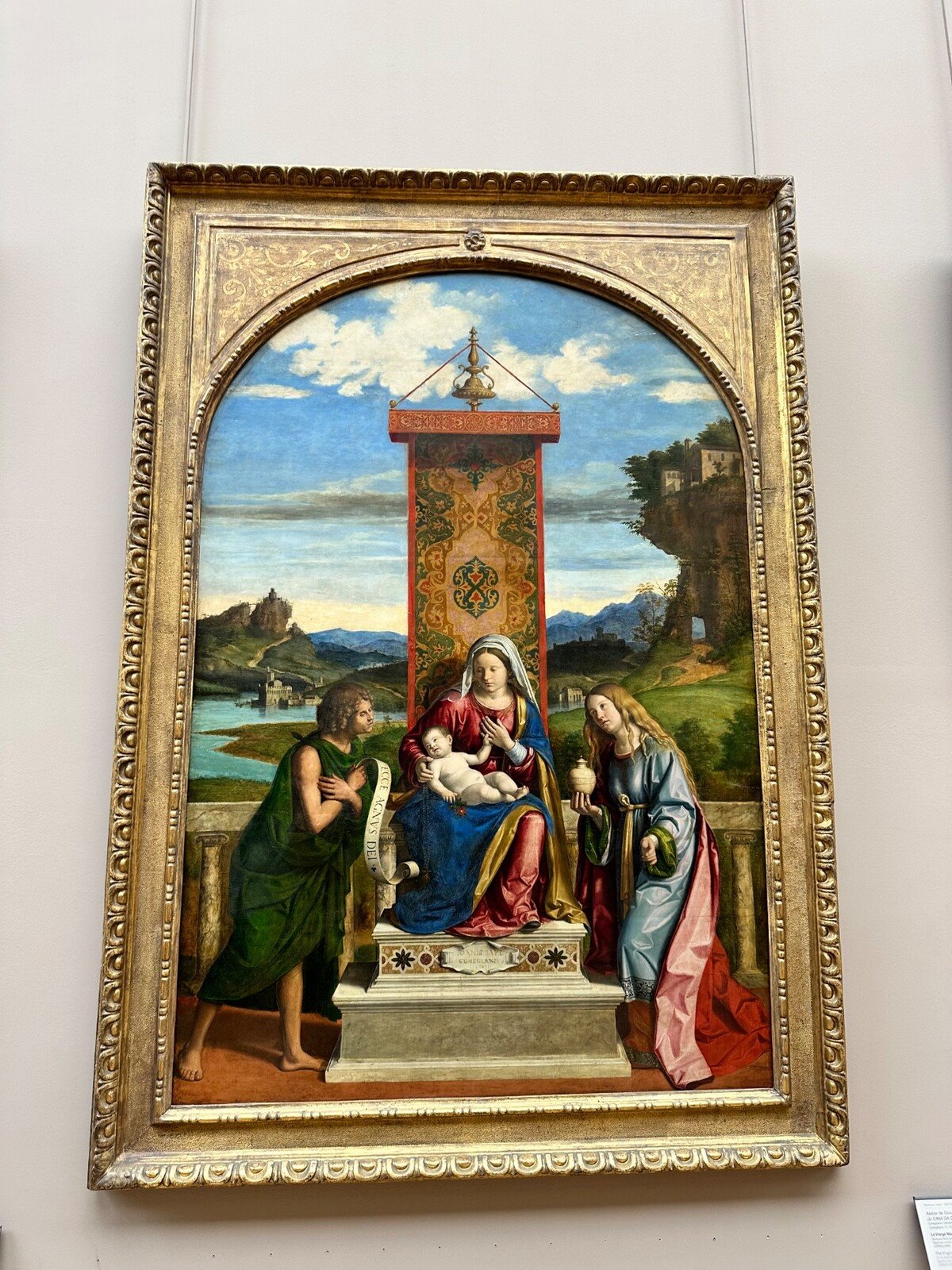 Davanti a un'antica Madonna con Bambino, il tempo sembra essersi fermato.