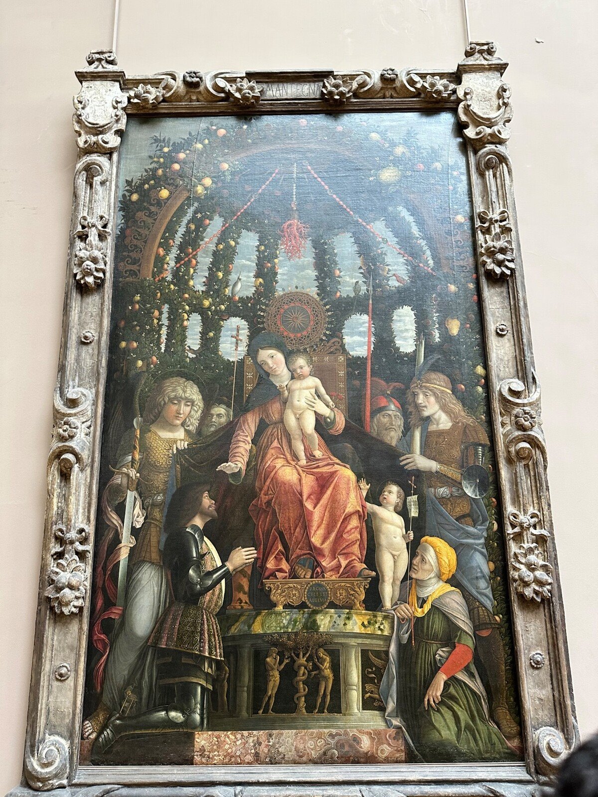 Meraviglia davanti al Pala di Mantegna, tutto il tempo si è fermato.
