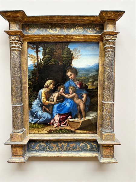 Davanti a una Sacra Famiglia del Rinascimento, incantati dai colori.