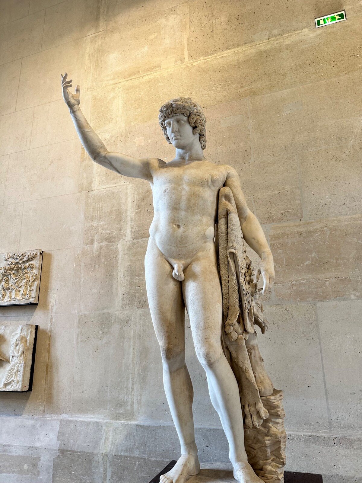 Meraviglie antiche al Louvre: ogni statua racconta duemila anni di storia.