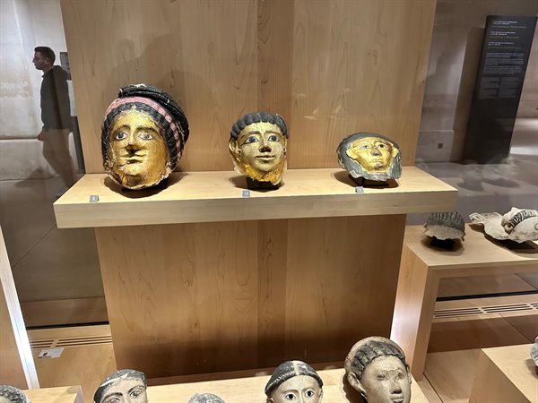 Sguardi d'oro dall'Egitto antico: un pomeriggio incantato al museo.