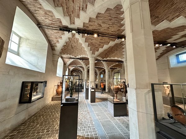 Esplorando le meraviglie del museo sotto le volte di mattoni.
