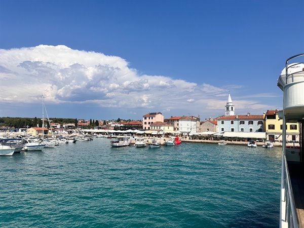 Approdo in barca al porto di Fasana, sotto un cielo stupendo