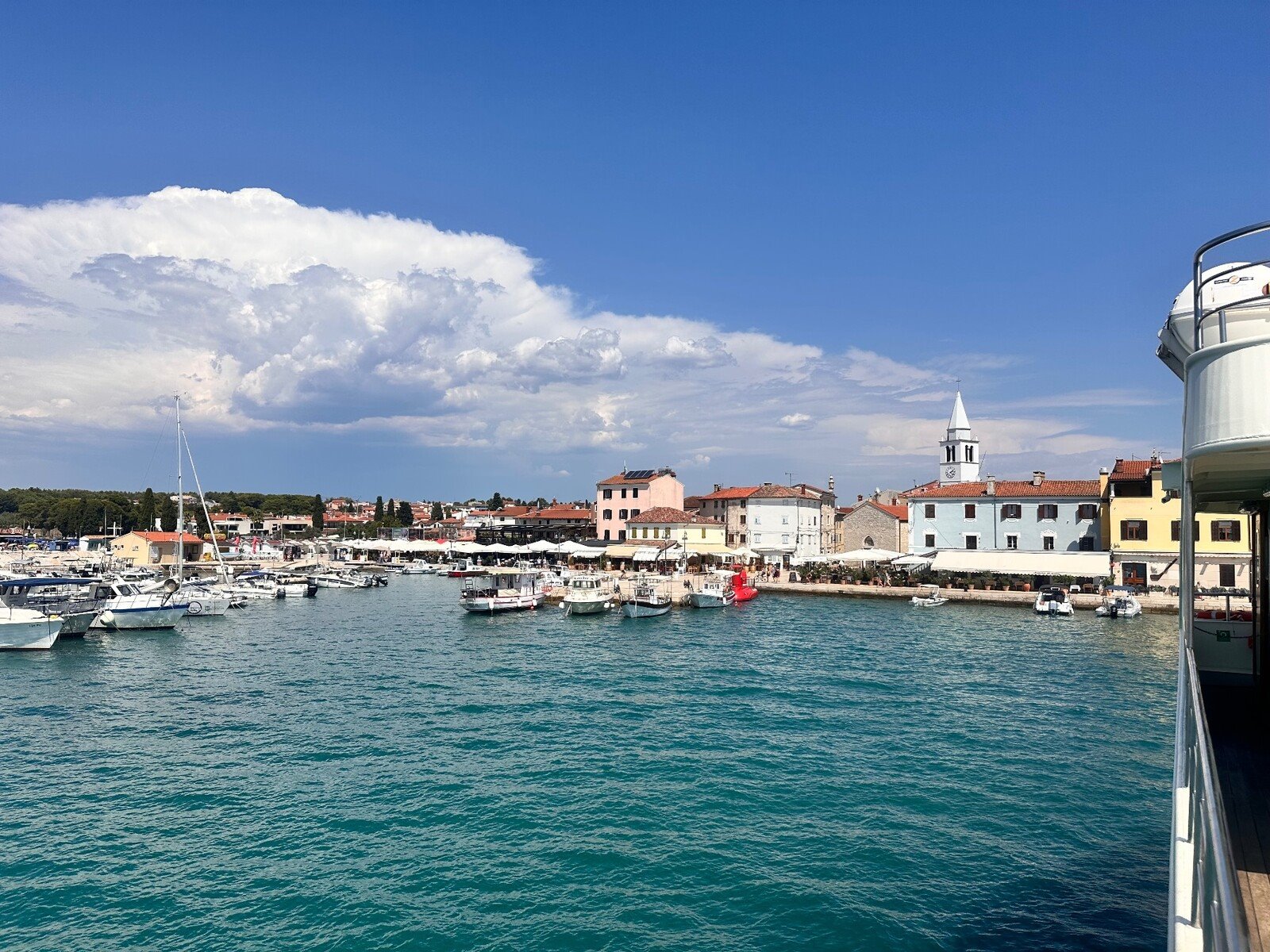 Approdo in barca al porto di Fasana, sotto un cielo stupendo
