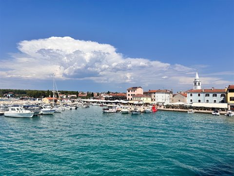 Il porto di Fažana, acque turchesi e giornate lente sotto il sole.