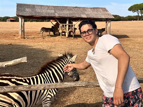 Accarezzo una zebra al safari, giornata dorata tra savana e sorrisi.