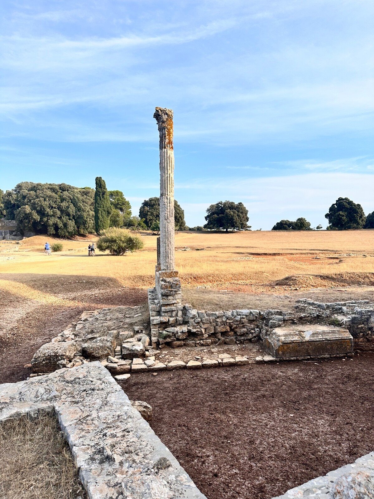 Passeggiando tra le rovine romane di São Cucufate, sotto il cielo alentejano.